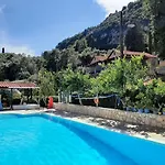 Apartment In With Sea Views & Pool